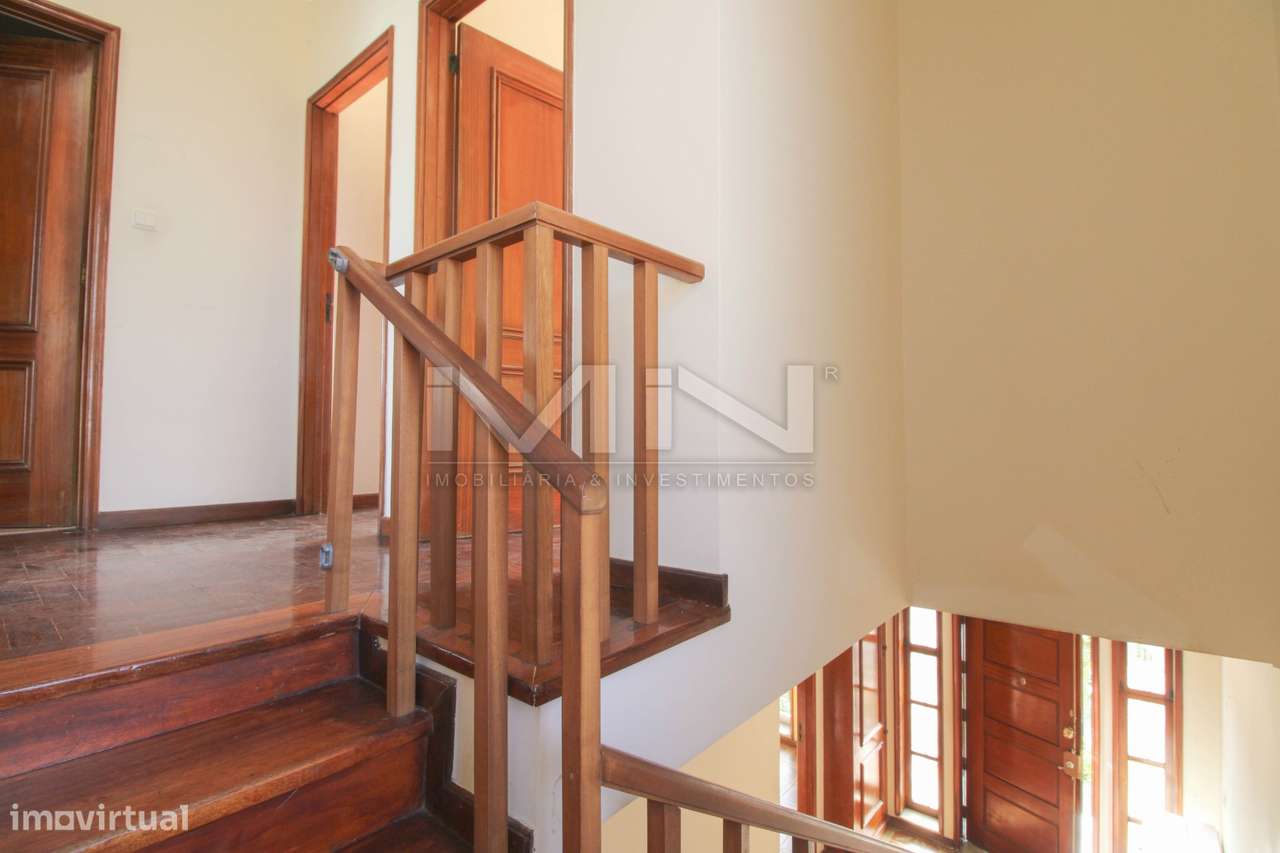 Moradia de 3 Frentes com Vista Panorâmica no Coração de Gondomar-17