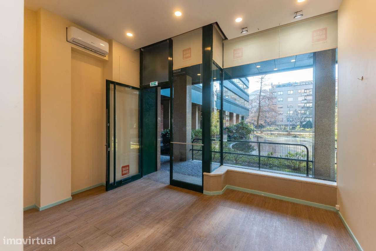 Loja para Arrendamento no Pinheiro Manso, Edifício do Lago - Grande imagem: 3/16