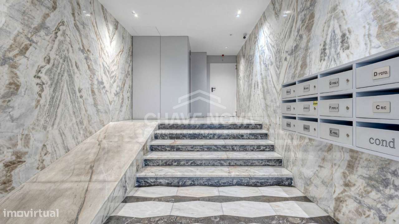 Apartamento T2 c/ Varanda e 2 Lugares de Garagem-Constituição/ Marquês-2