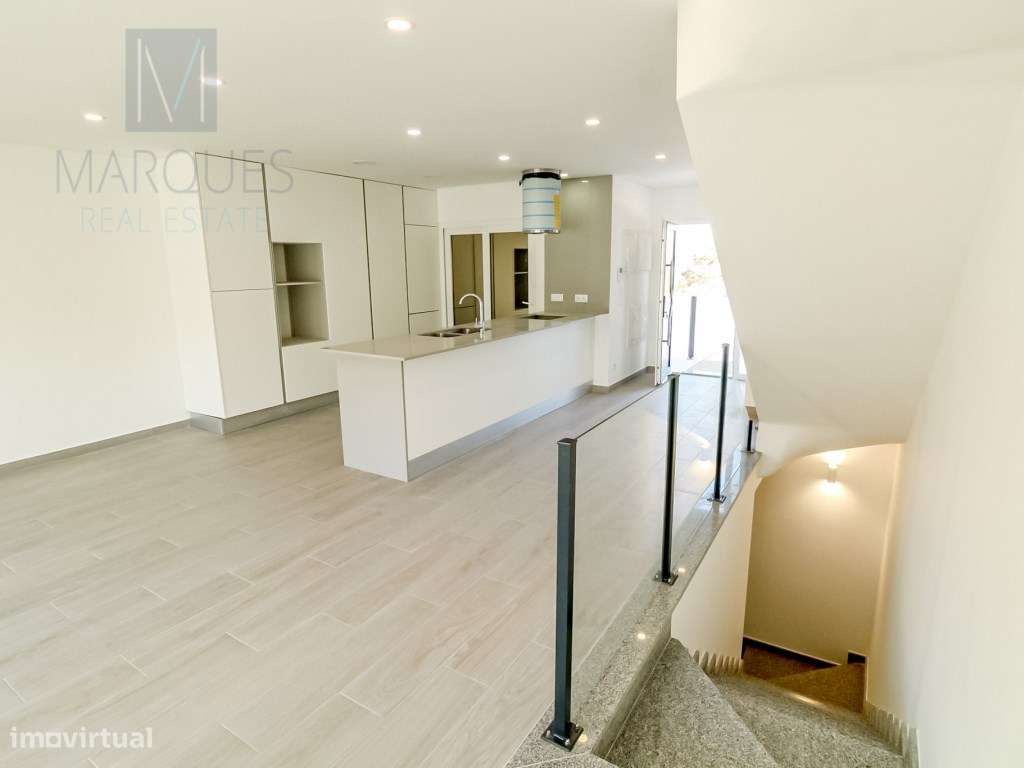 Moradia V2+2 com garagem em Vale de Milhaços - Corroios-28