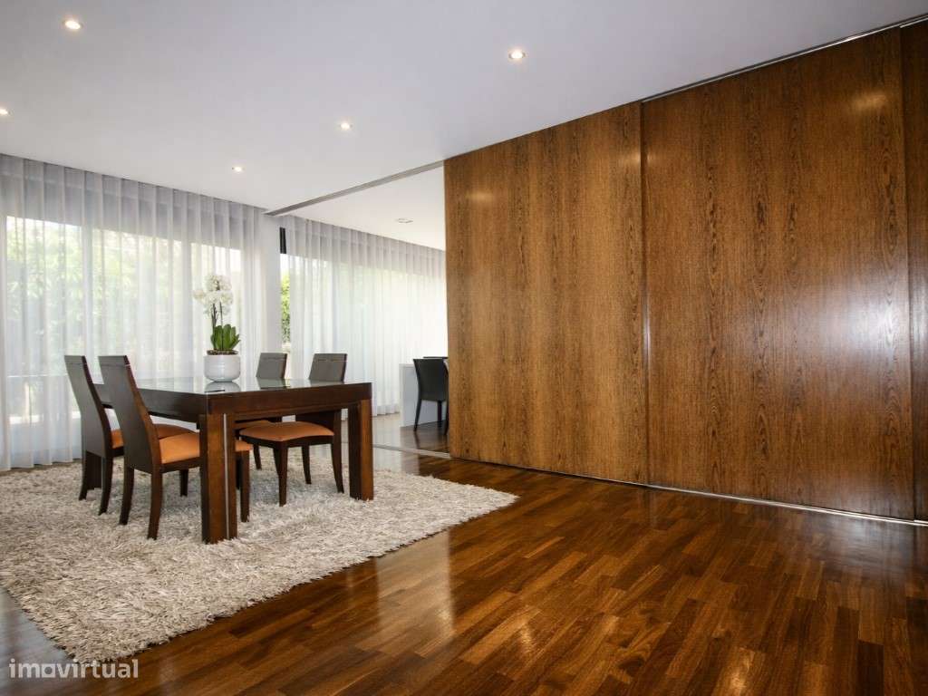 Moradia T4 com 4 frentes e jardim privado com árvores espaço e lumi...-16