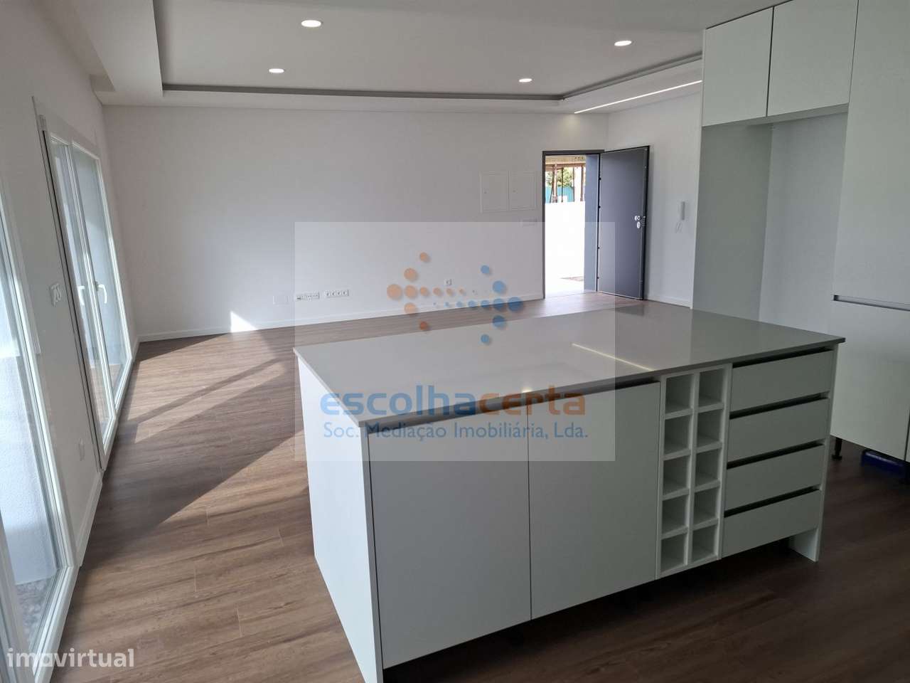 MORADIA TÉRREA T4 ISOLADA EM CONSTRUÇÃO - FERNÃO FERRO - Grande imagem: 4/47