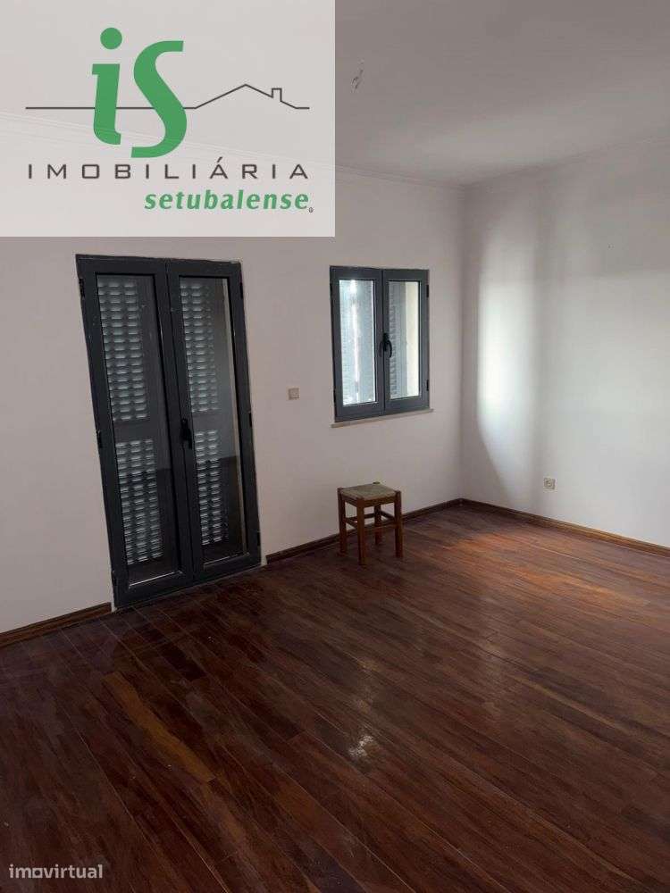 MORADIA T6 À VENDA EM  ALMADA COM GARAGEM-8