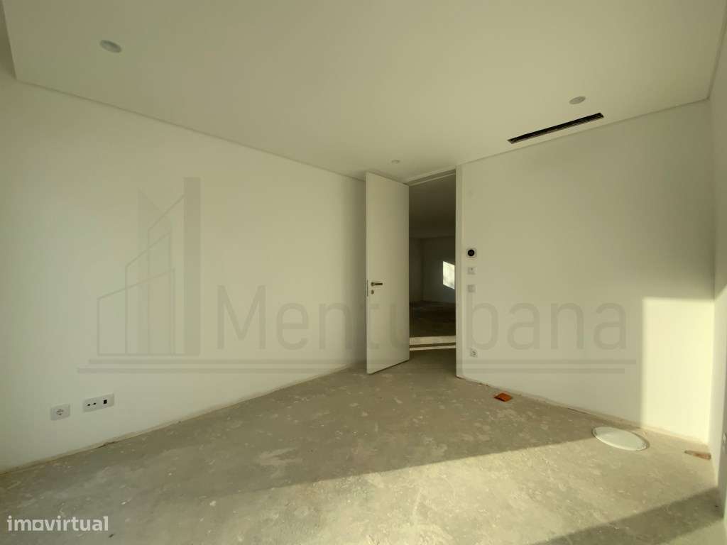 MORADIA T4 EM CONDOMÍNIO COM PISCINA - ESTORIL-9