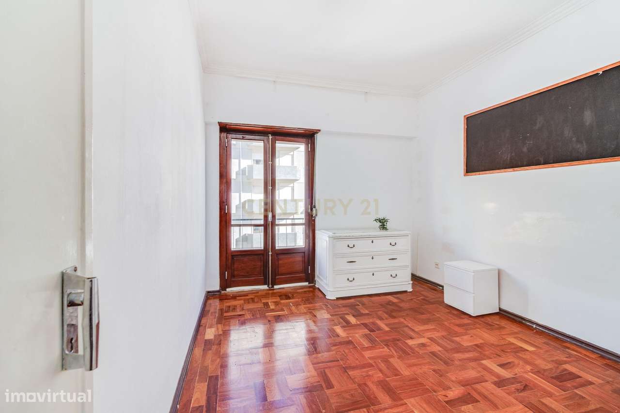 Fantástico T2 com ótimas varandas-18