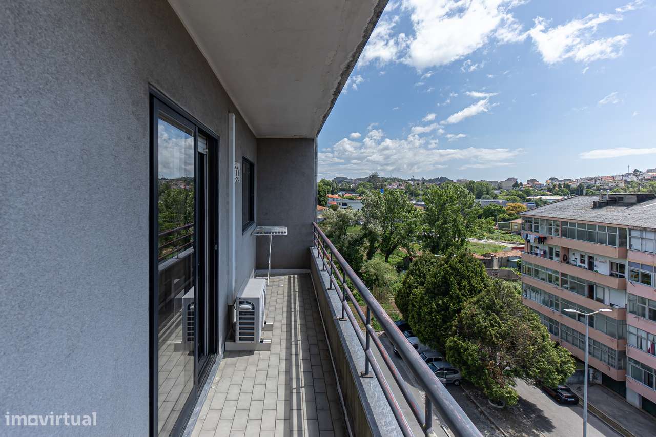 Apartamento T2 com varanda e garagem fechada em Mafamude-8