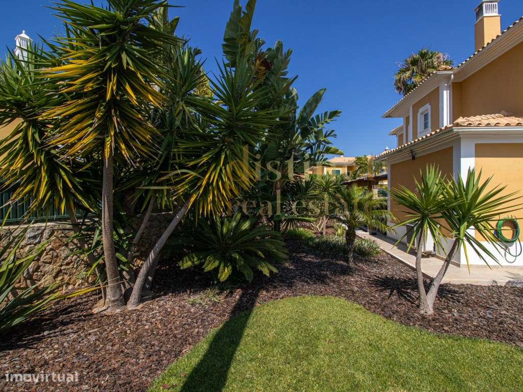 FANTÁSTICA/MORADIA EM BANDA/COM 4 QUARTOS/JARDIM & PISCINA/A APENAS...-35