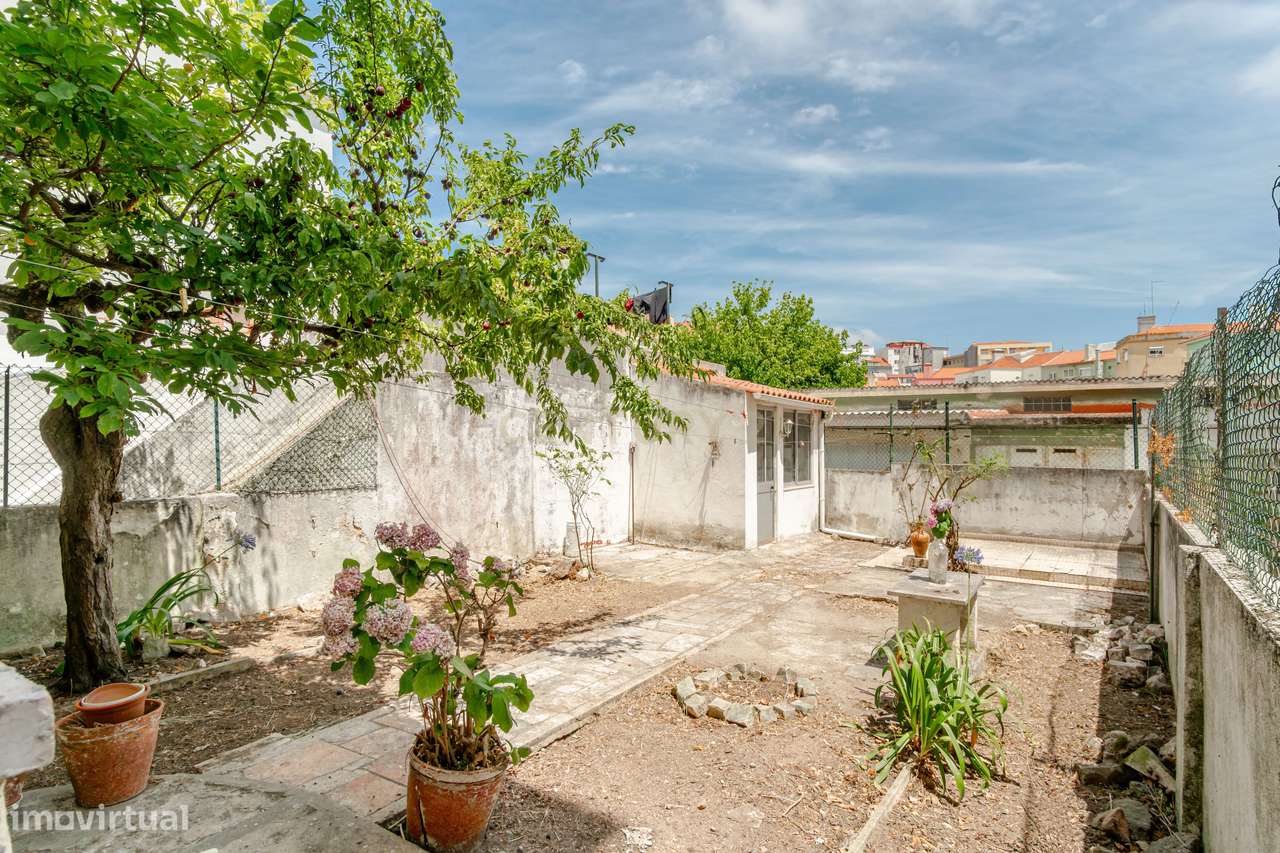 Espaçoso T2 com Jardim em Localização Central em Almada-21