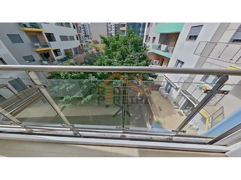Situado na Urb. Jardim da Amoreira, Exclusivo T2 com vista desafoga...-15