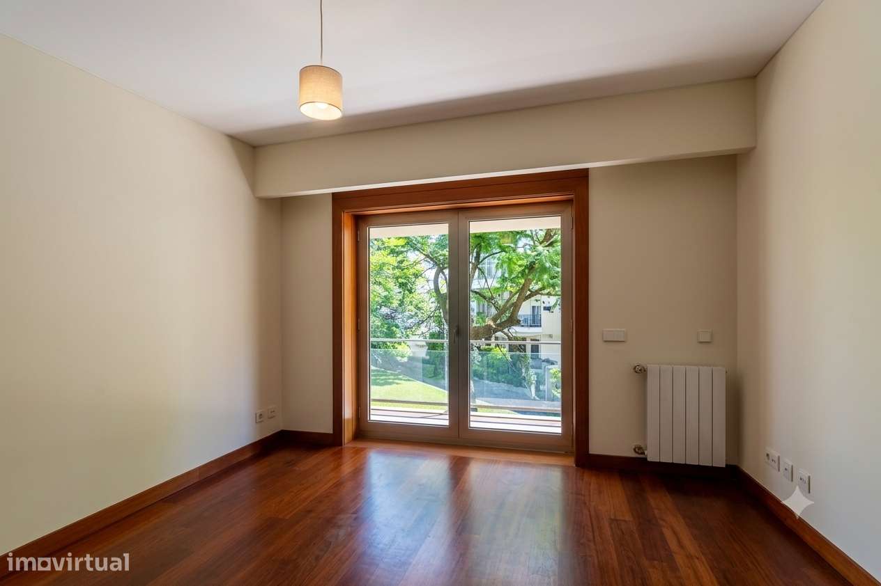 Apartamento T5 com 4 casas de banho e garagem-22