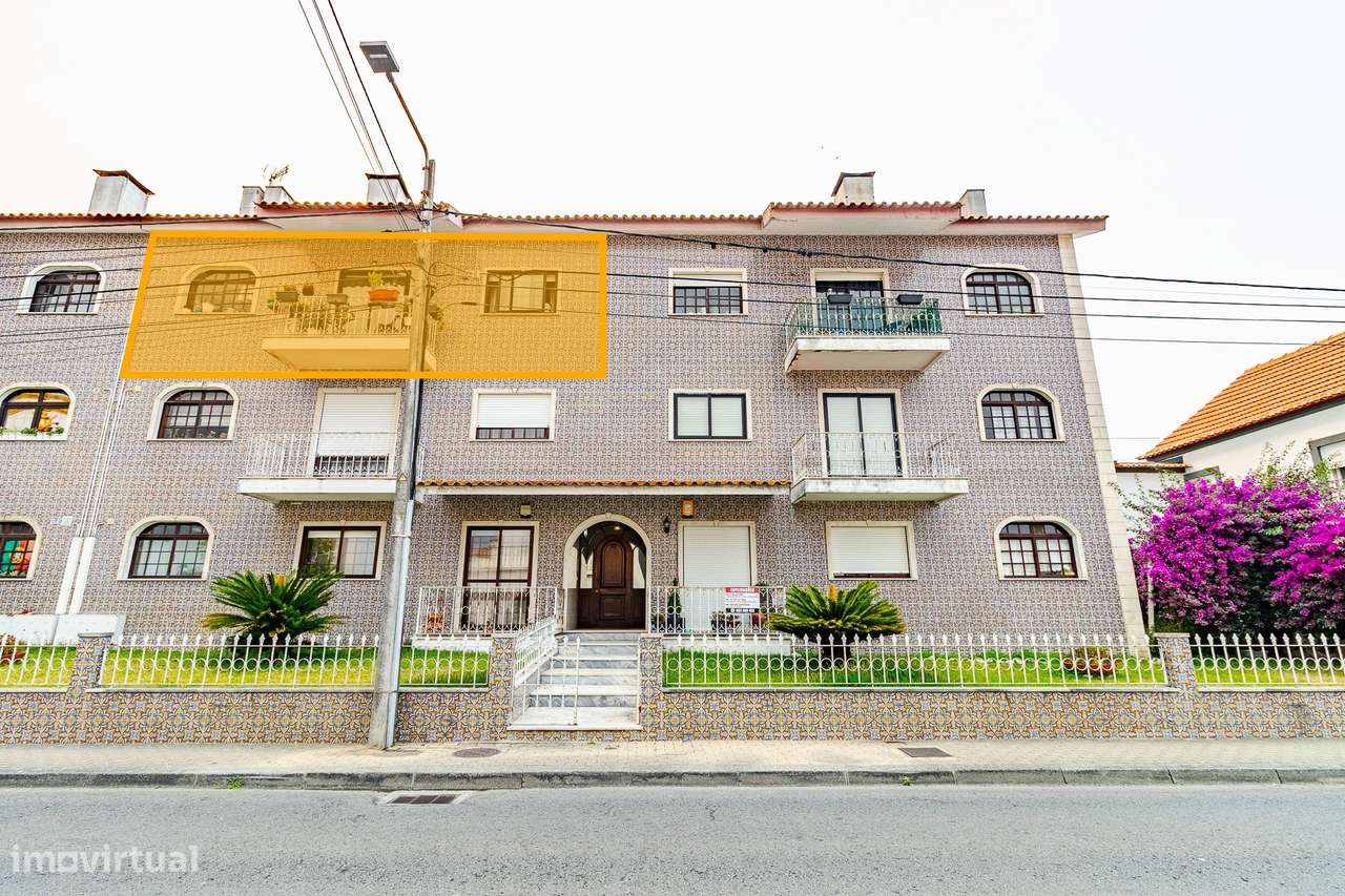 T3 de Excelência com T0 Independente, Garagem Fechada e 3 Lugares de E-52