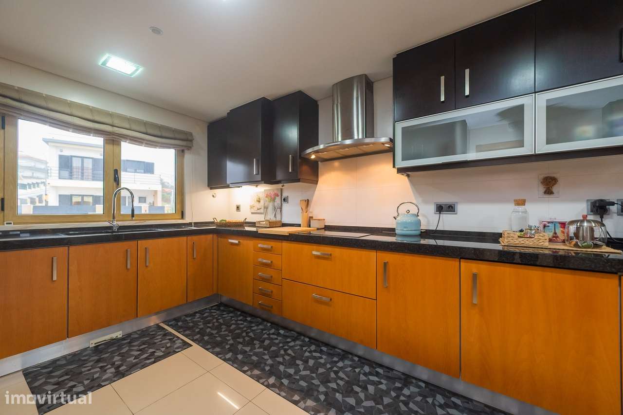 Moradia T-4+1 em Agualva Cacém-6