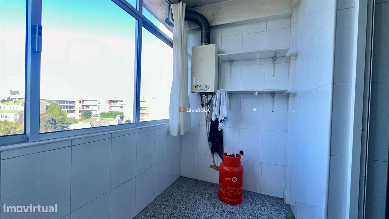 Apartamento T6 Duplex com 3 casas de banho e terraço-12
