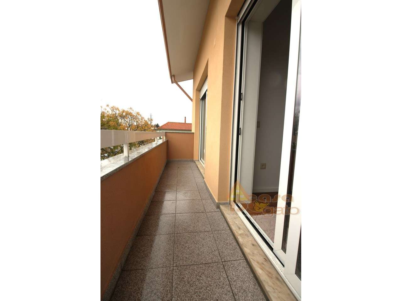 Apartamento Remodelado com boas varandas-17