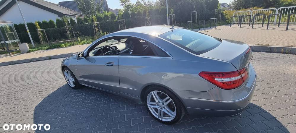 Mercedes-Benz Klasa E 200 CGI Coupe BlueEFFICIENCY Automatik Elegance - 11