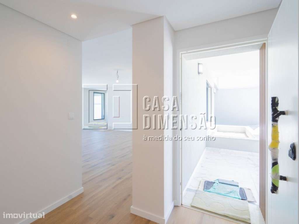 Moradia de Arquitectura Moderna de tipologia T3+1 em Oeiras com Pis... - Grande imagem: 2/60