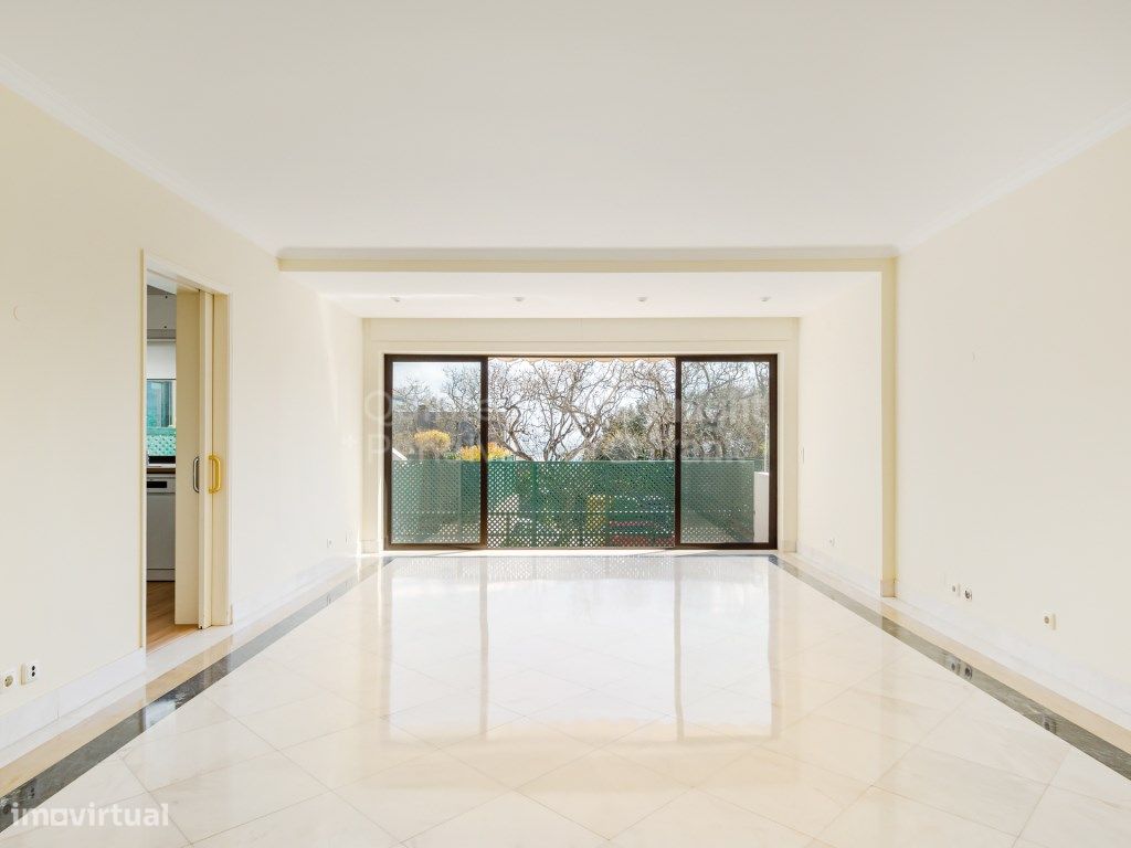 Apartamento T2 com garagem para arrendamento no Monte Estoril - Grande imagem: 1/23