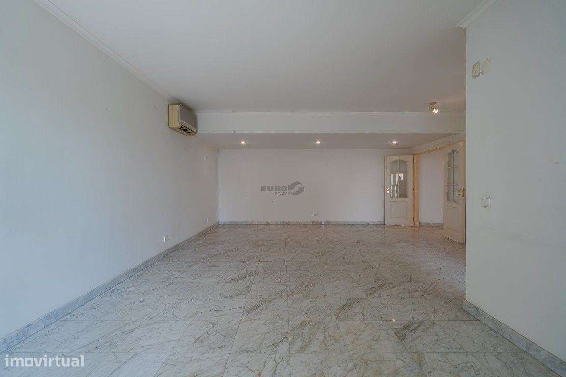 Elegante T1 com Vista Mar no Condomínio Britânia, Jardins e Piscina-12