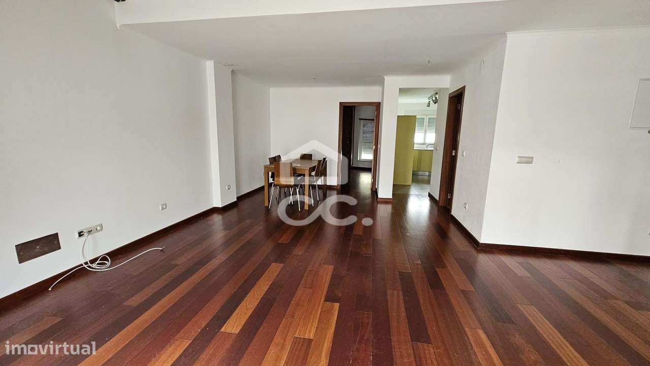 Andar de moradia V3 com terraço, localizada perto da biblioteca-2