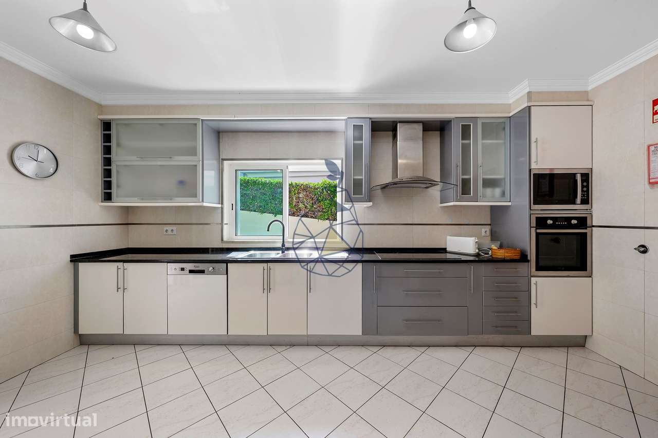 Moradia T5 com Piscina Privada, Jardim e 5 Suites em Montechoro, Albuf-6