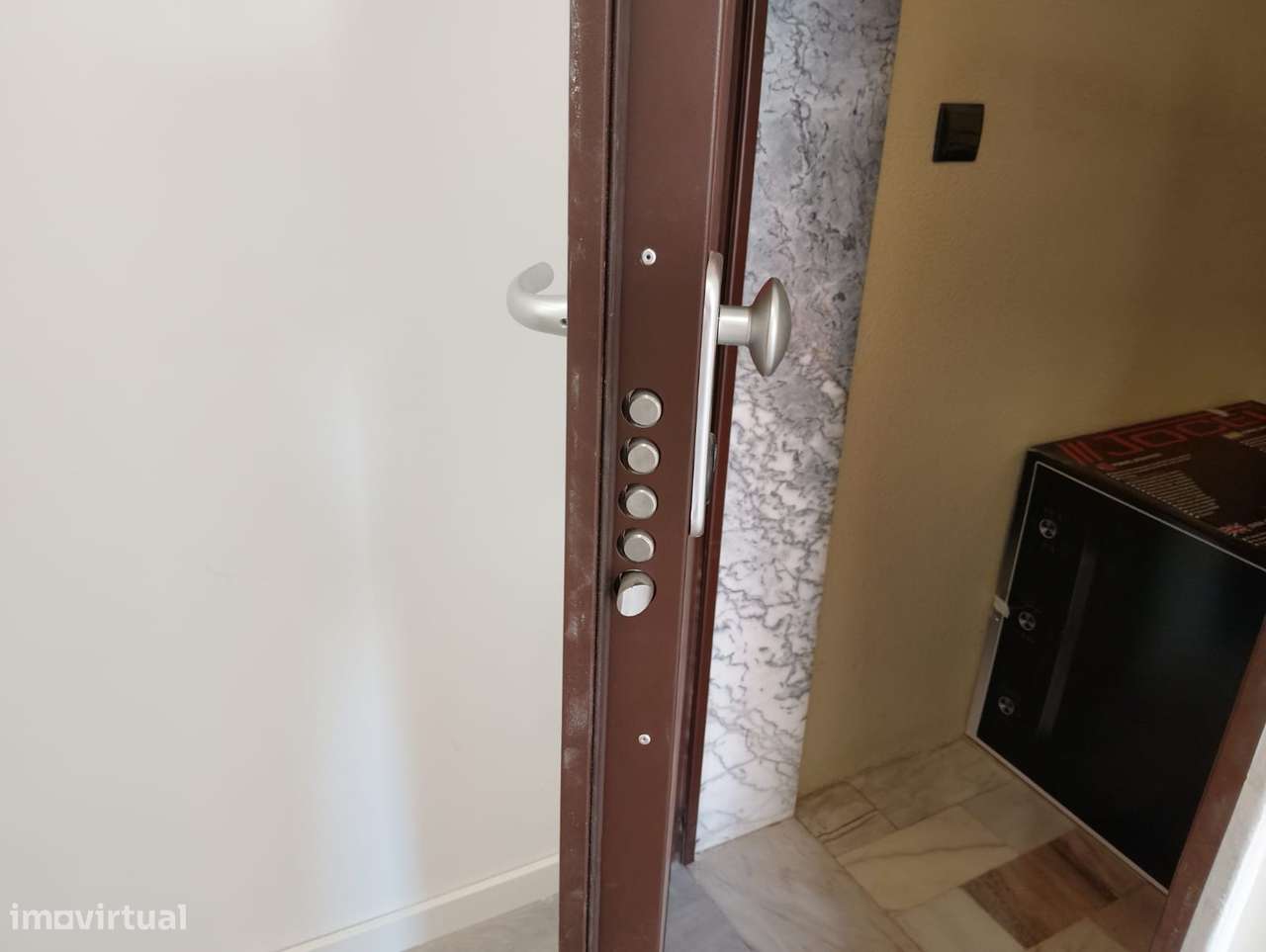 Apartamento T3 Totalmente Remodelado-23