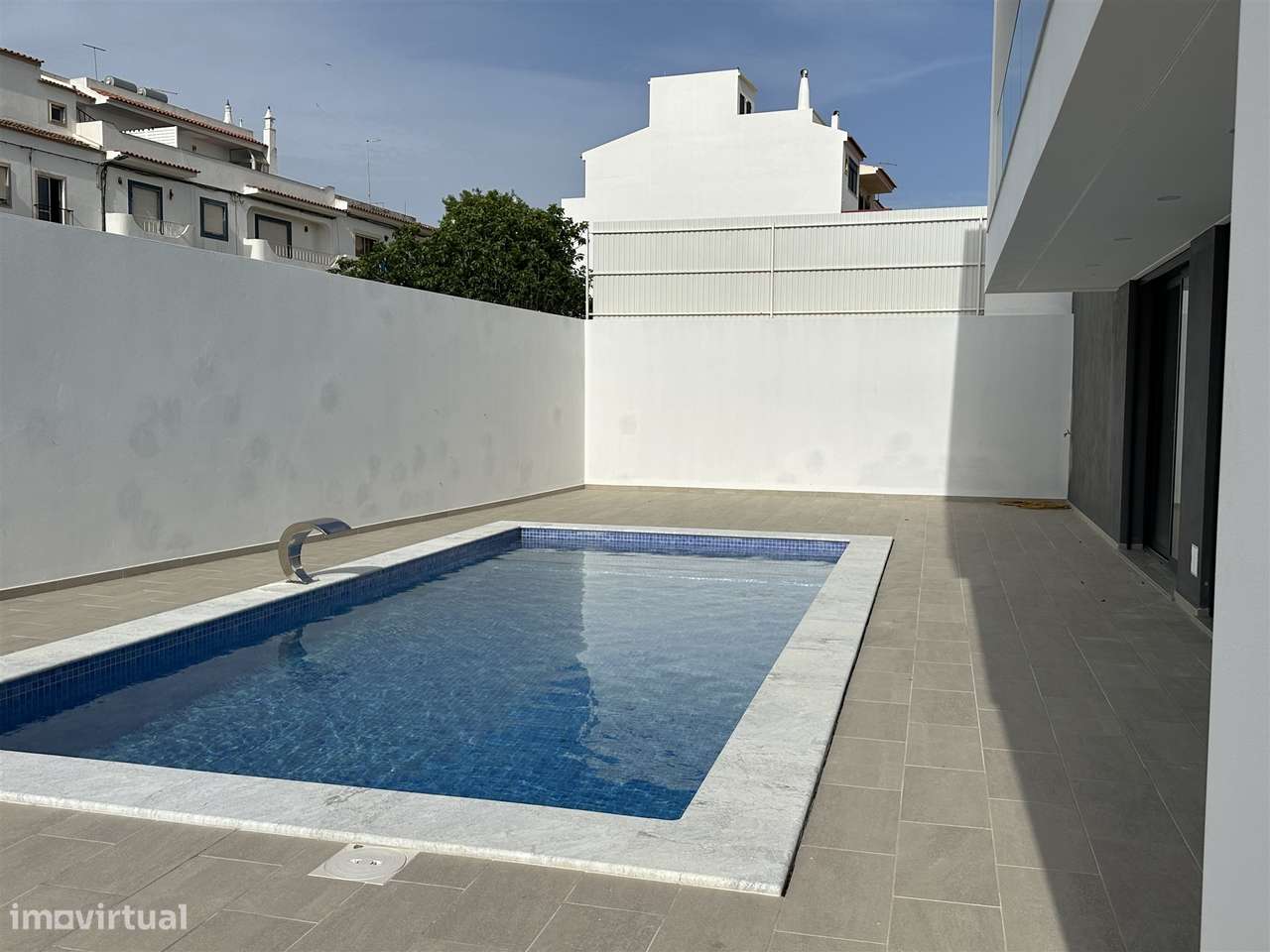 Moradia Unifamiliar de Luxo com Piscina e Jardim-17