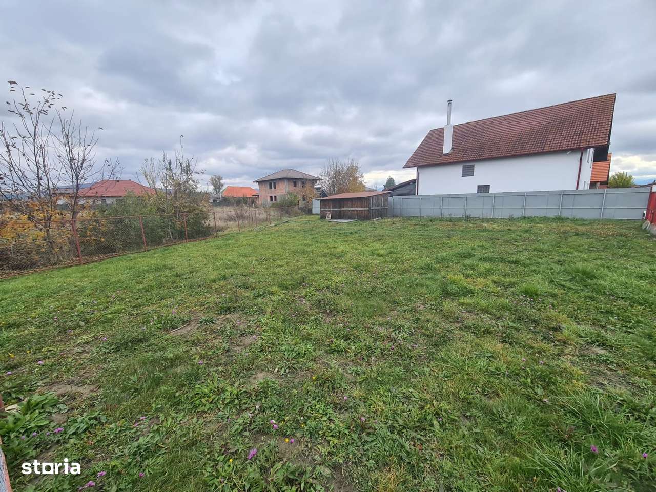 Teren intre case cu front la asfalt,cu utilitati in fata terenului.-1