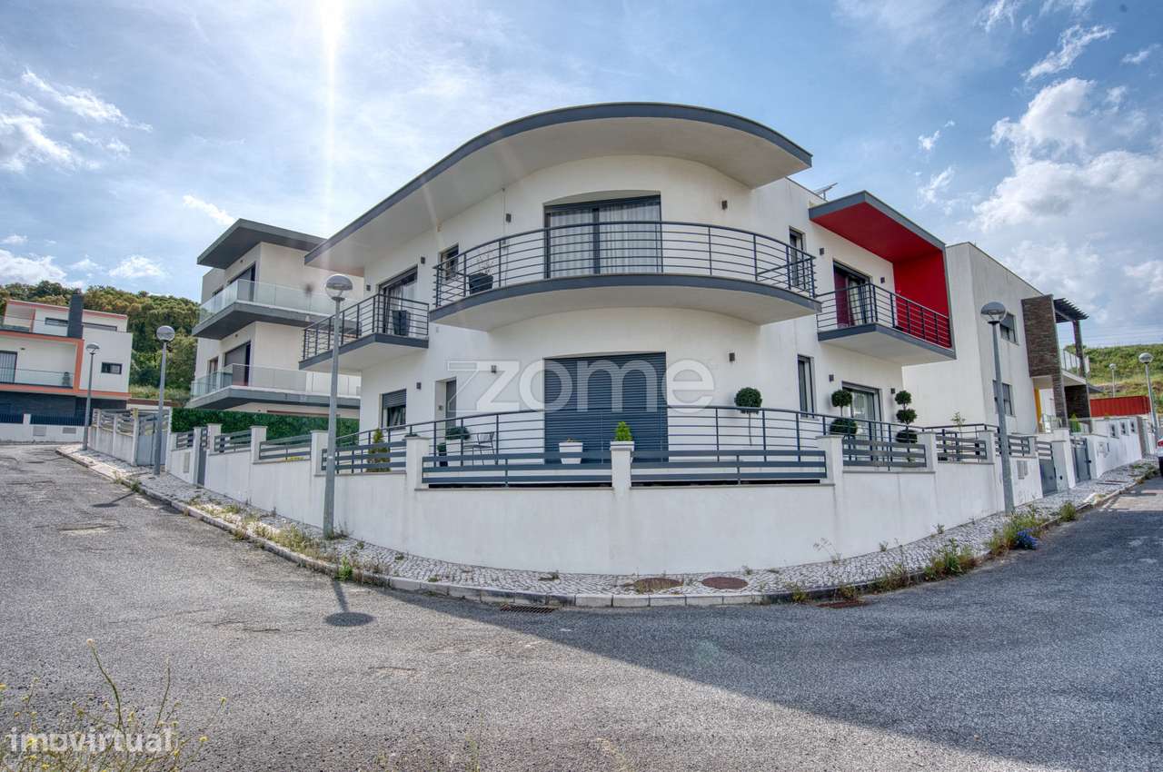 Moradia T4 com Jardim na Ramada-53