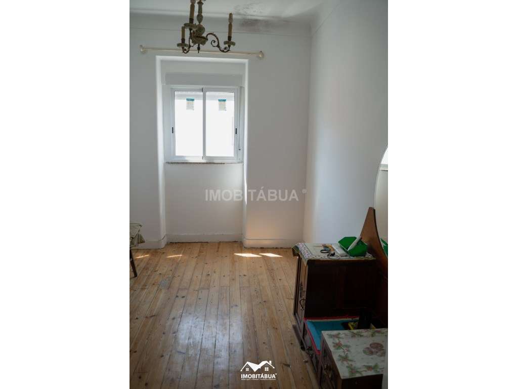 Espaço comercial com habitação T5 no centro da vila-13