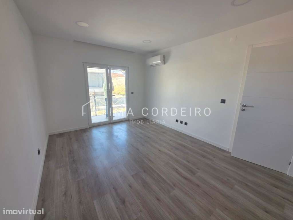 Moradia T3 com piscina e terraço-12