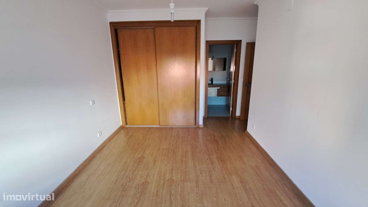 Apartamento T3  área total 145m2, 2 lugares estacionamento  Brandoa-8