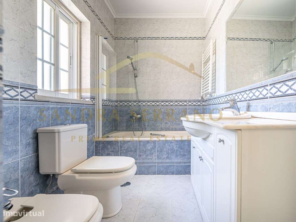 Moradia de traça tradicional com 7 assoalhadas-19