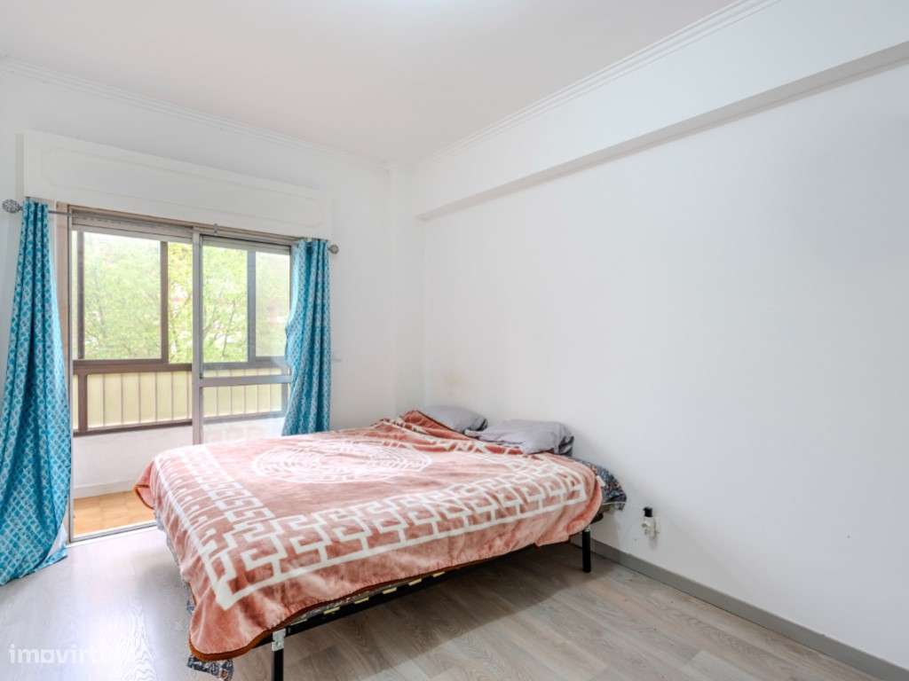 Apartamento T2 no Cacém com Arrecadação | Junto à Estação-5