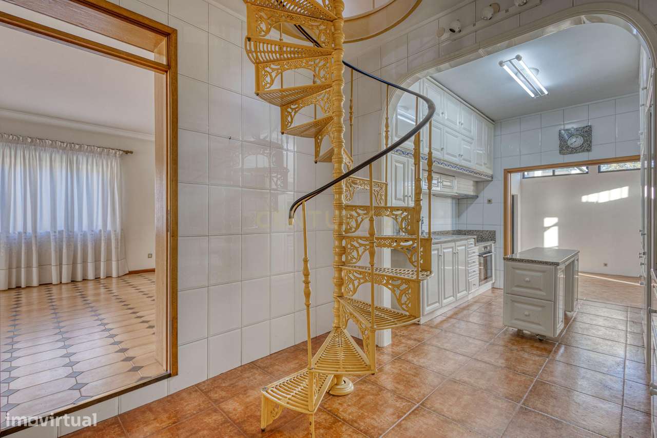 Moradia T3 com 4 frentes e garagem junto a igreja da Santa Rita-32