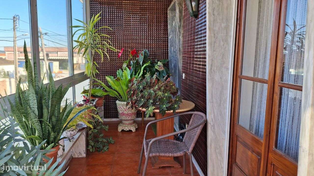 Andar de moradia, com jardim e estacionamento para 2 carros. - Grande imagem: 3/24