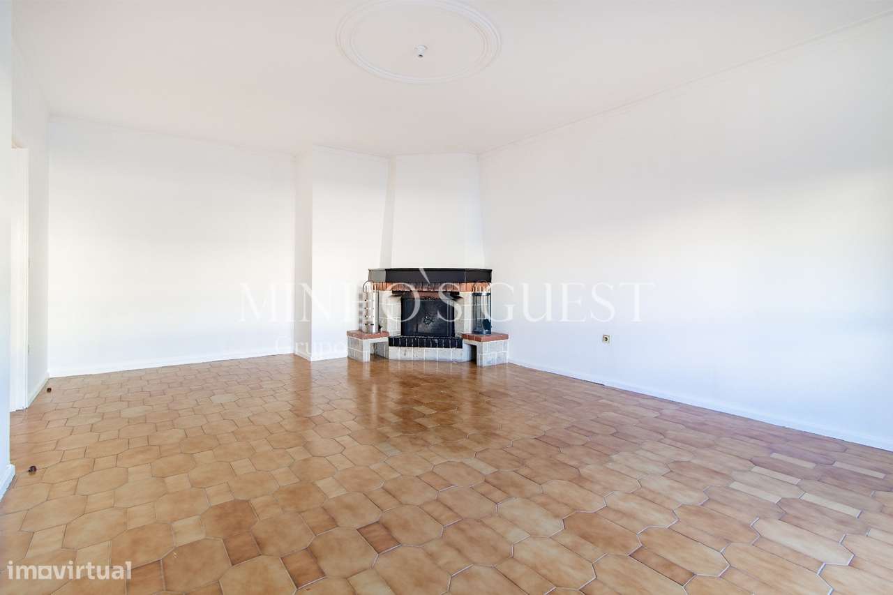 Apartamento T3 de último andar c/ varanda e vista para Av. Liberdade --12