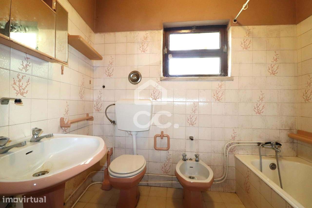 Moradia térrea com 500 m2 terreno no centro da Vila do Avelar. - Grande imagem: 4/22