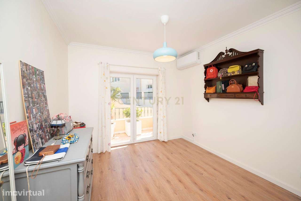 Moradia remodelada de 6 assoalhadas Exclusiva no Estoril-31