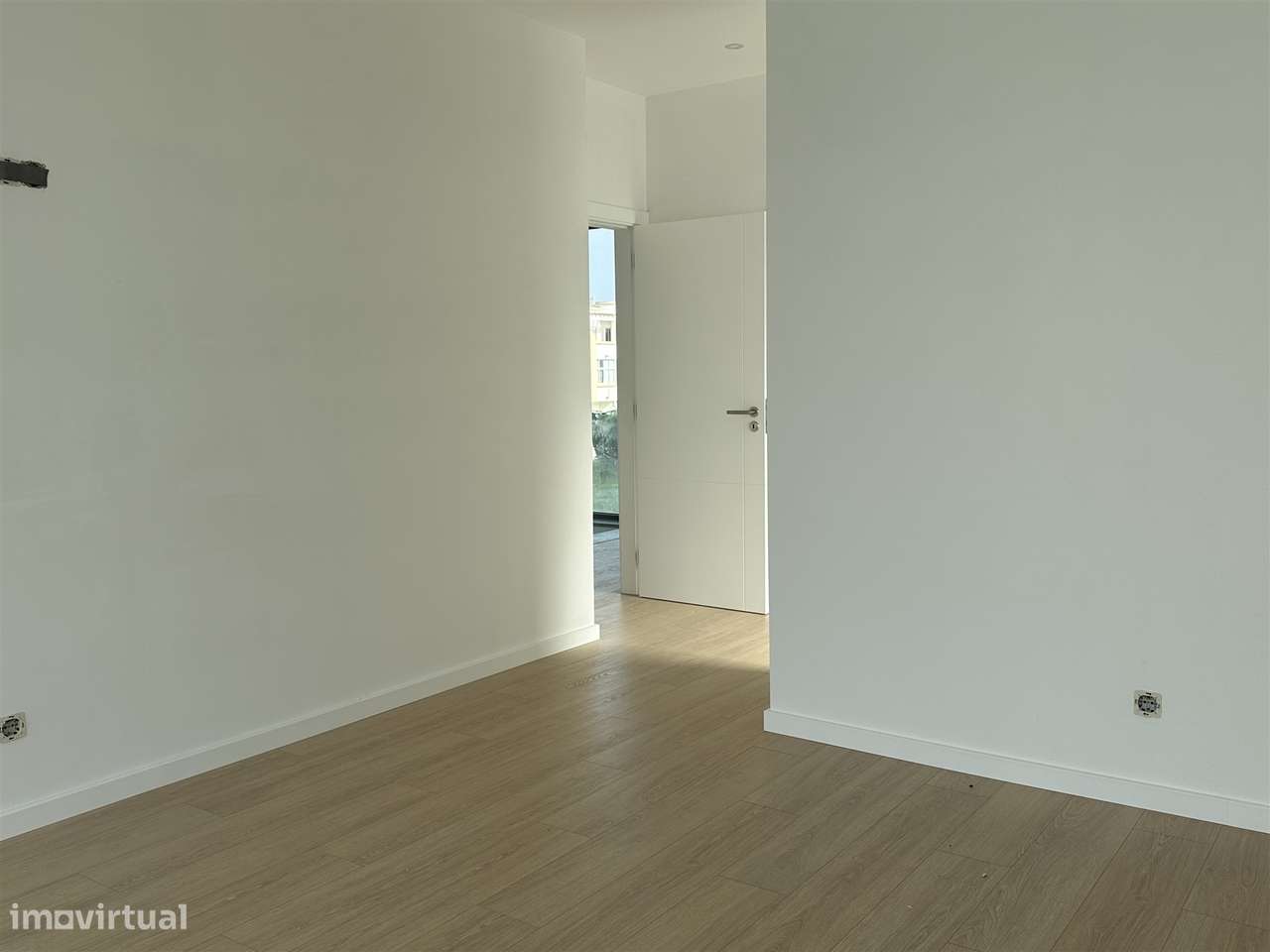 Moradia Unifamiliar de Luxo com Piscina e Jardim-25