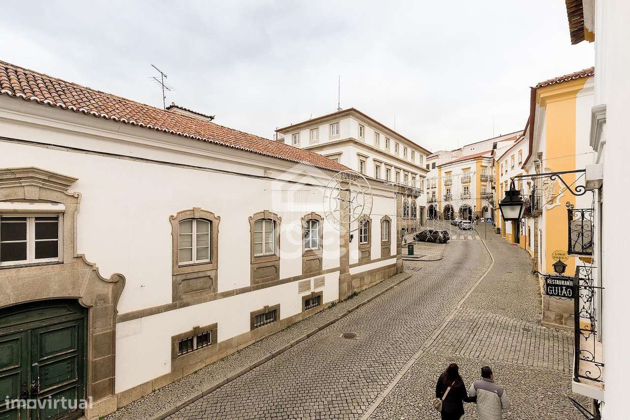 Moradia de luxo com 3 suites, pátio e varandas junto aos Meninos da Gr-44