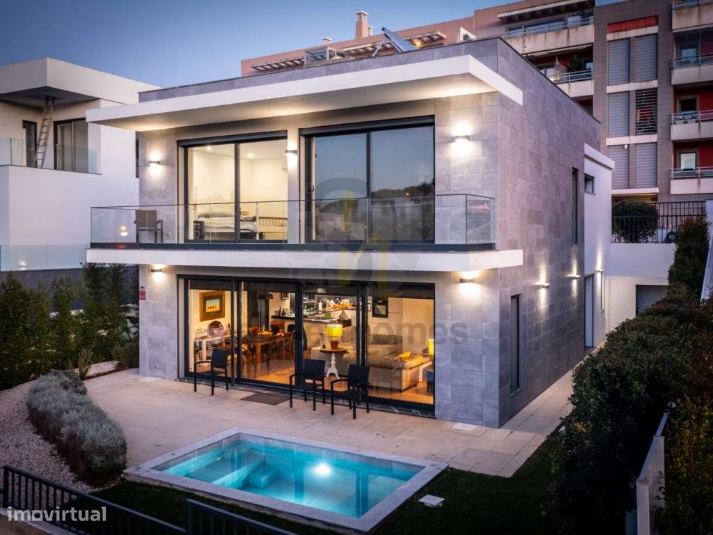 Exclusividade e Design: Moradia Contemporânea com Piscina no Coraçã...-1