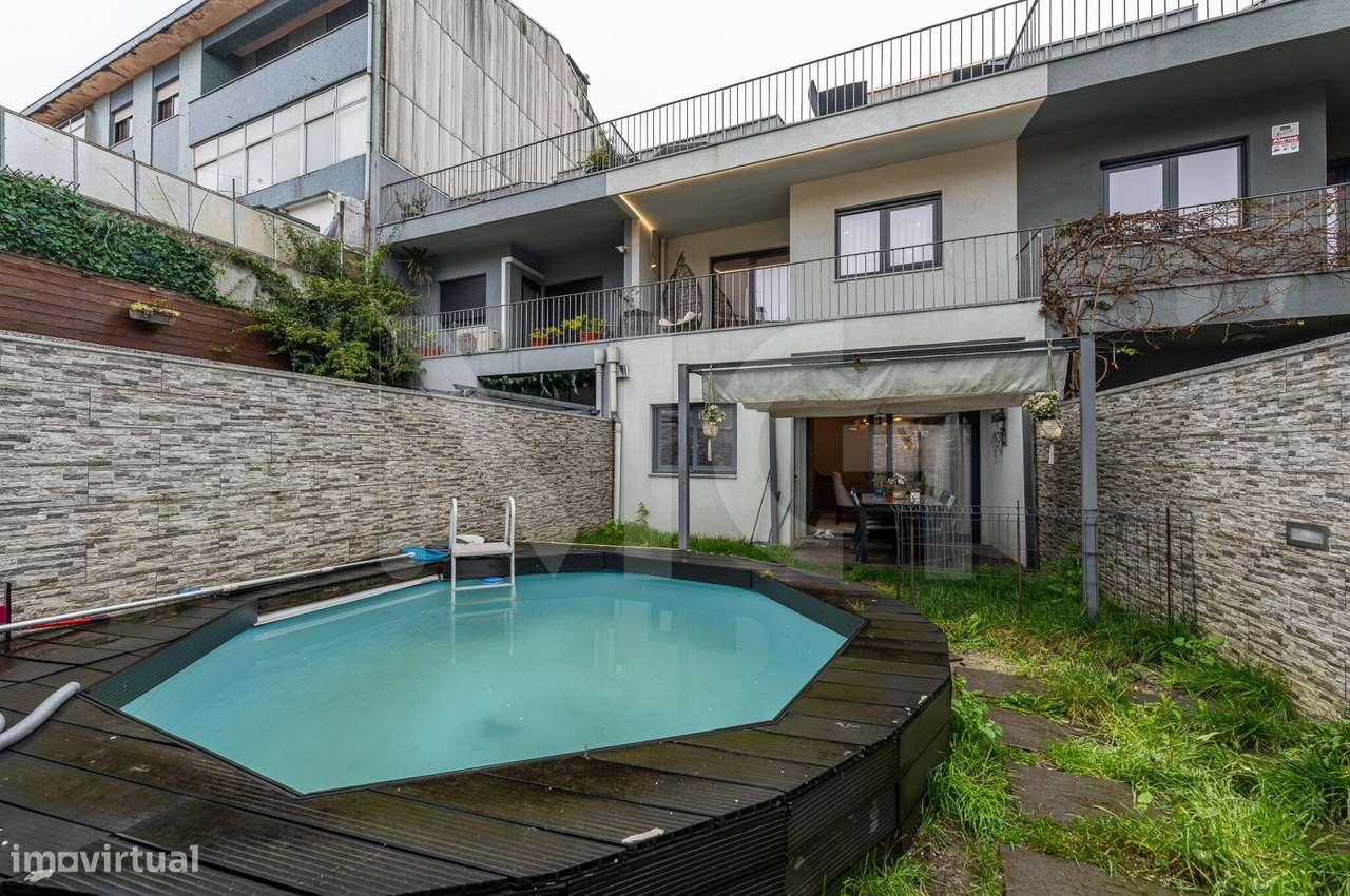 Moradia T3 com pátio, anexos e garagem em Paranhos - Porto-49