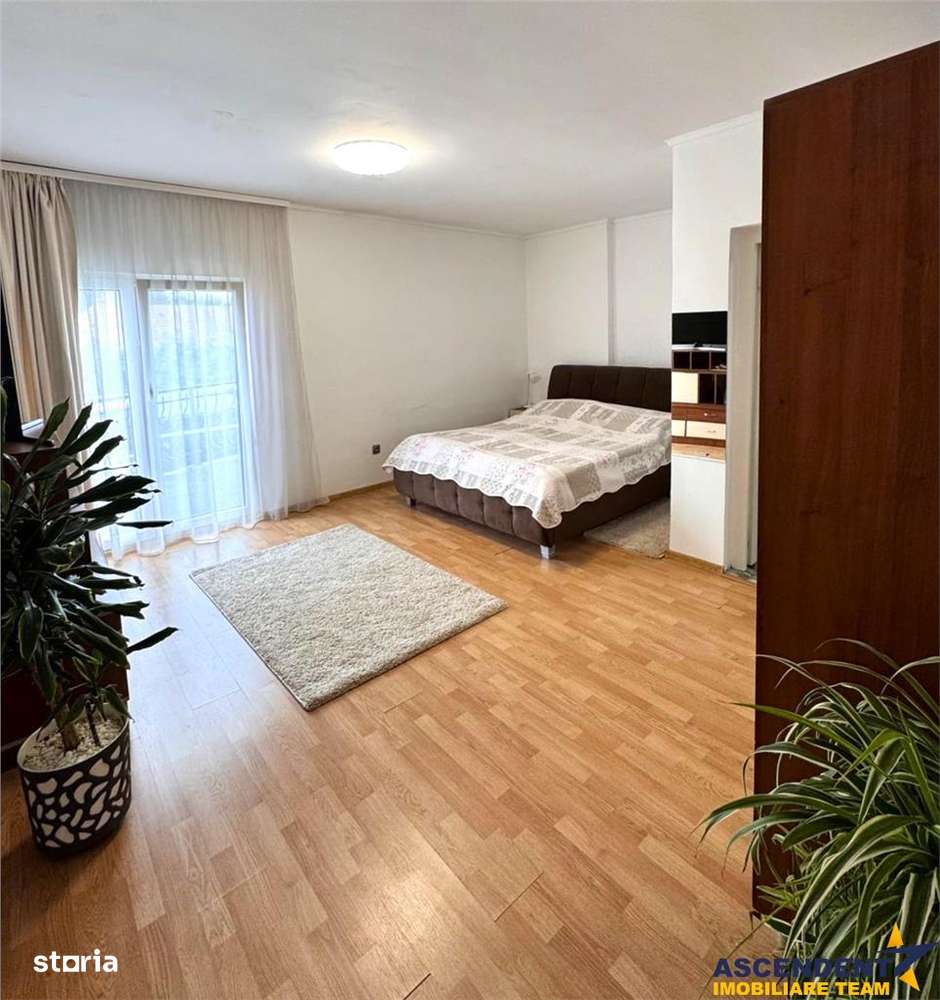Casa in apreciabil potential,cu terase, curte,gradina echipata,2 pivni - Imagine principală: 4/20