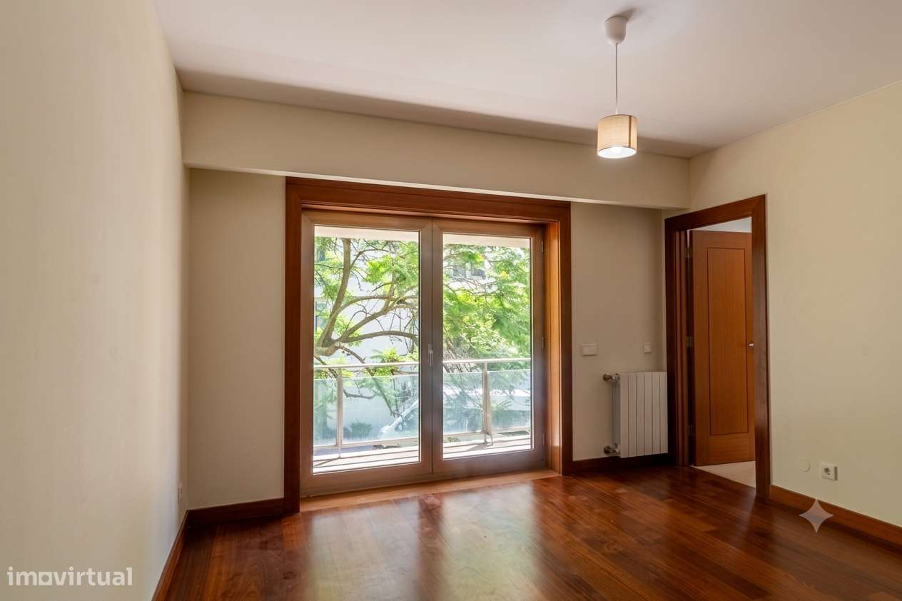 Apartamento T5 com 4 casas de banho e garagem-23