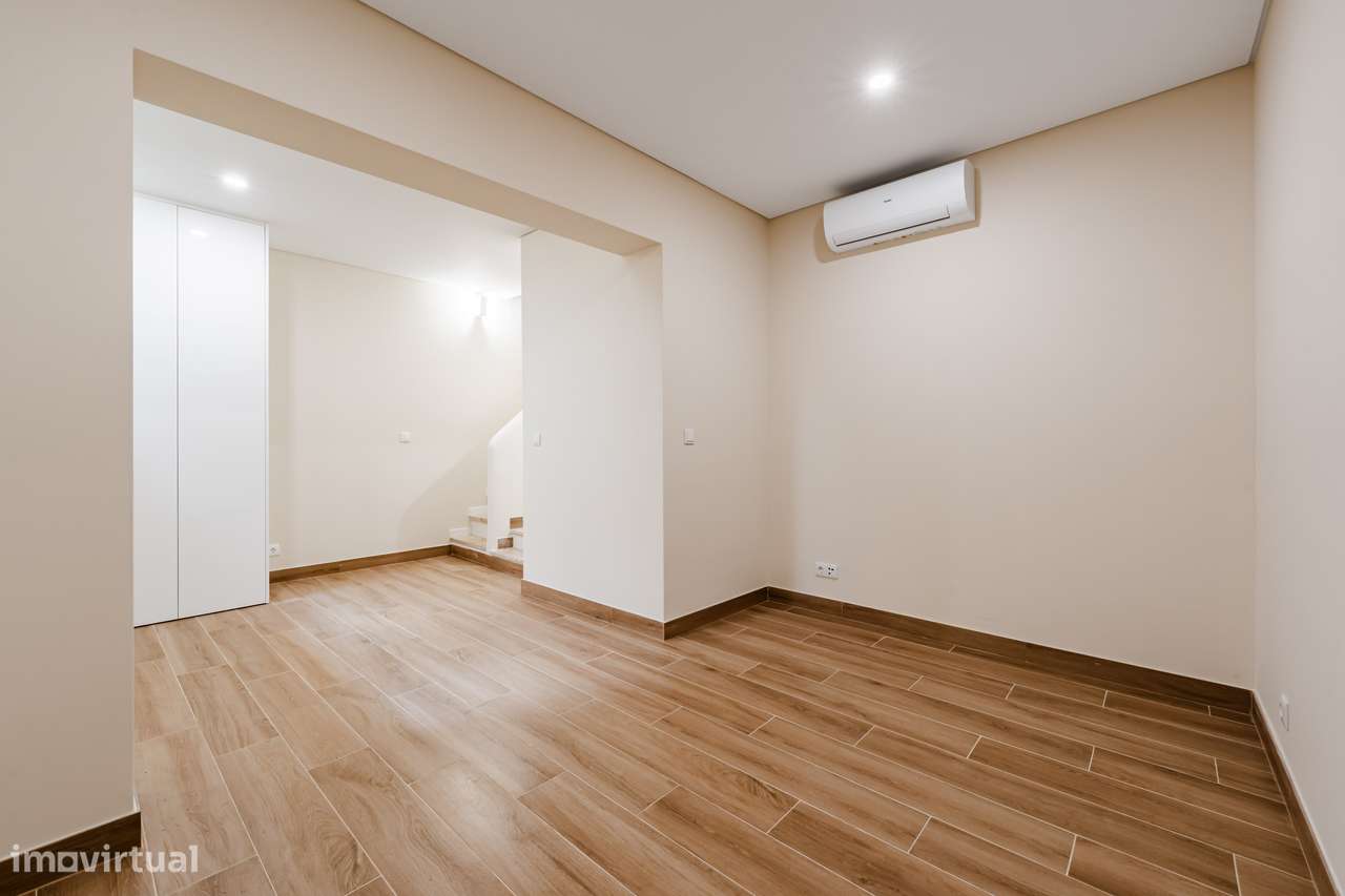 T2+1 Totalmente renovado com piscina | Penha de França |-2
