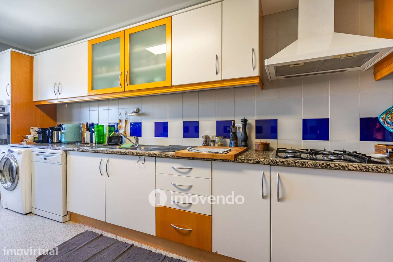 Apartamento T2 com estacionamento e arrecadação, em Mem Martins-12