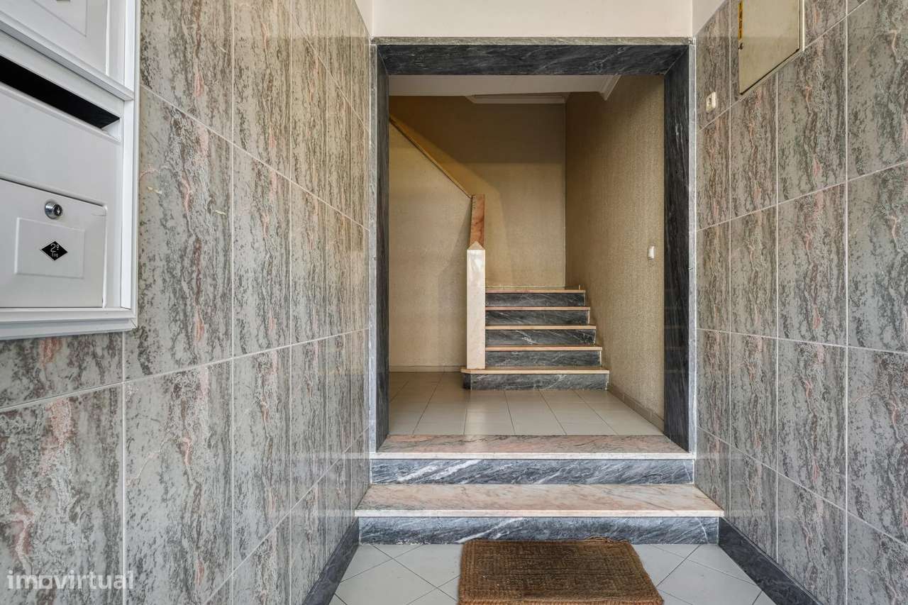 Apartamento T2+1 Totalmente Remodelado no Casal do Marco, Seixal-23