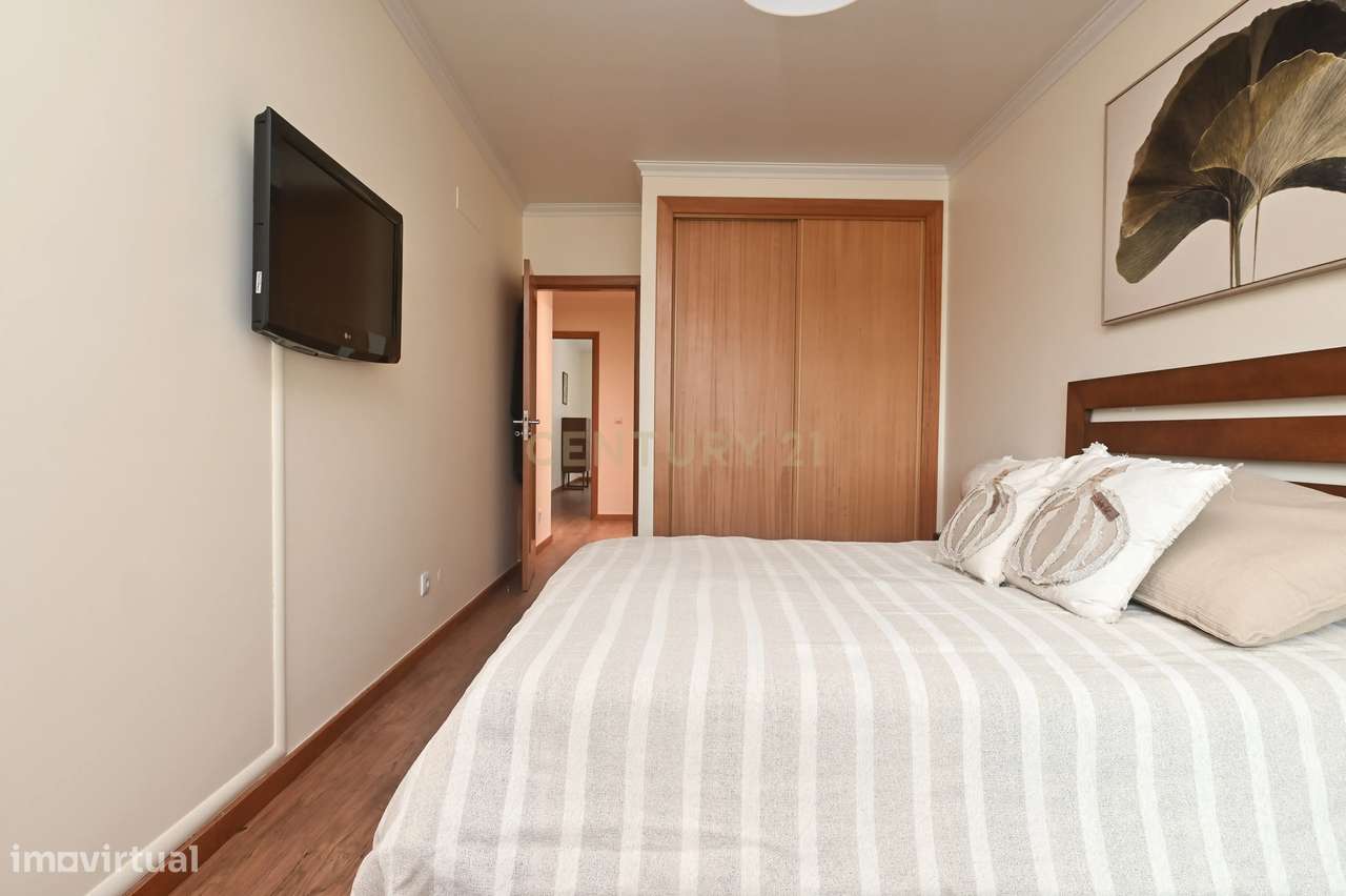 Apartamento T2 com garagem box e acessos adaptados na Urbanização Oute-13