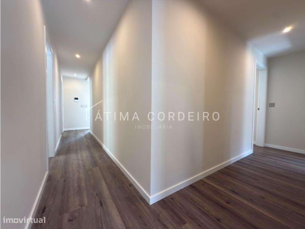 T4 de Luxo com Terraço de 115 m² no Coração de Almada-23