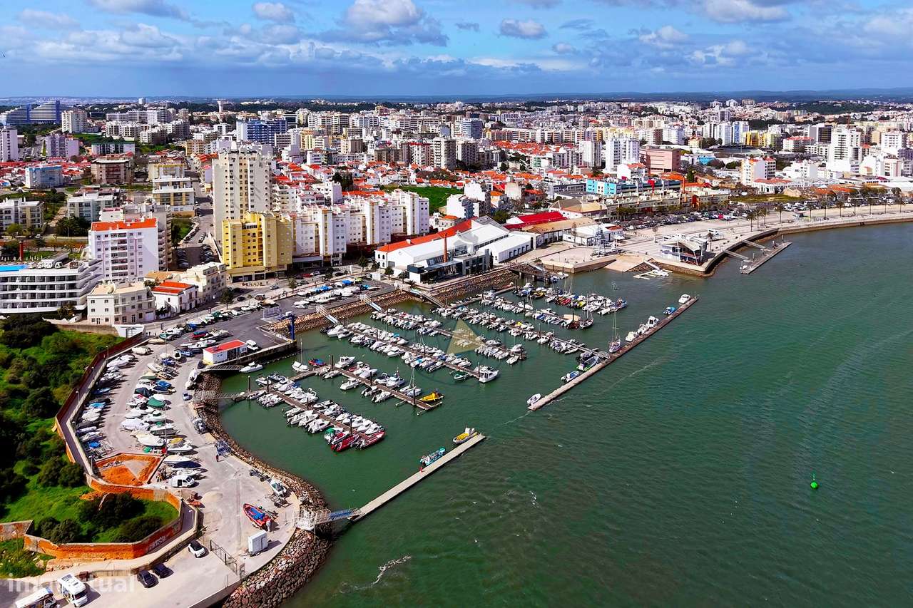 T3 central totalmente remodelado, com 2 casas de banho em Portimão-41